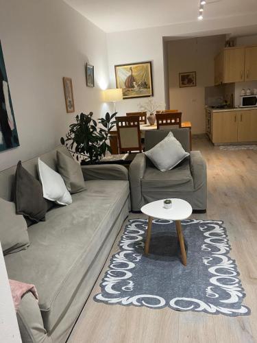 una sala de estar con un sofá y una mesa en New Ring Apartment, en Tirana