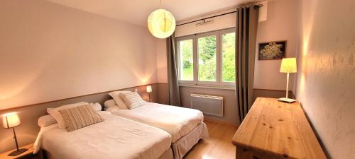 une chambre avec deux lits et une fenêtre dans l'établissement Apartement avec vue montagnes, à Habère-Poche