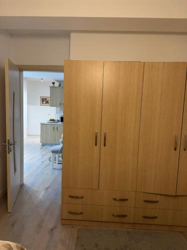 Un gran armario de madera en una sala de estar. en New Ring Apartment, en Tirana