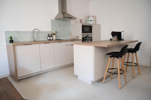 Η κουζίνα ή μικρή κουζίνα στο Lou Cabanot - Appartement lumineux 3 chambres - Parking Gratuit