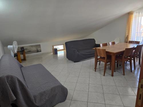 a living room with a couch and a table and chairs at MatiMasa in San Salvo