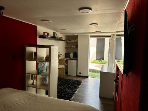 Cet appartement comprend une chambre avec un lit et une cuisine. dans l'établissement STUDIO BIBOUNE, à Ceyreste