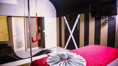 Ένα ή περισσότερα κρεβάτια σε δωμάτιο στο La Selva Auto Hotel ADULTS ONLY