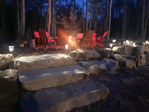 Φωτογραφία από το άλμπουμ του NEW Construction - 7 Bedroom Log Cabin σε Blakeslee