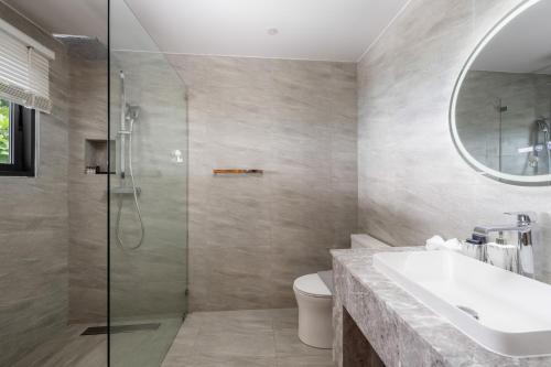 Un baño con ducha, lavabo e inodoro. en Reve Samui Luxe Seafront Residence with Panoramic Views, en Ban Bang Po