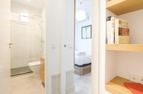 mała łazienka z toaletą i prysznicem w obiekcie Valverde Apartment w Madrycie