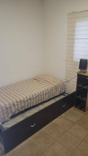 Bett in einem Zimmer mit Laptop darauf in der Unterkunft Urquiza in Santa Fe