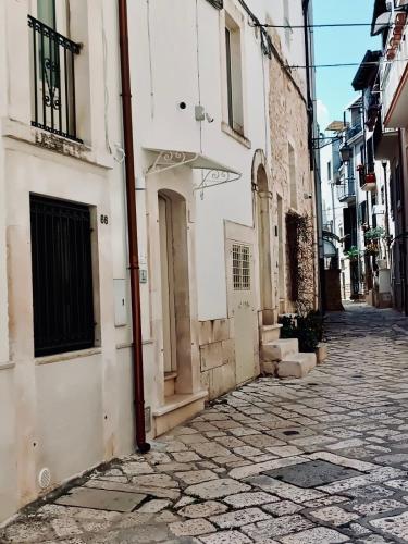 an empty street in a city with a building at Dimora Giannuzzi in Conversano