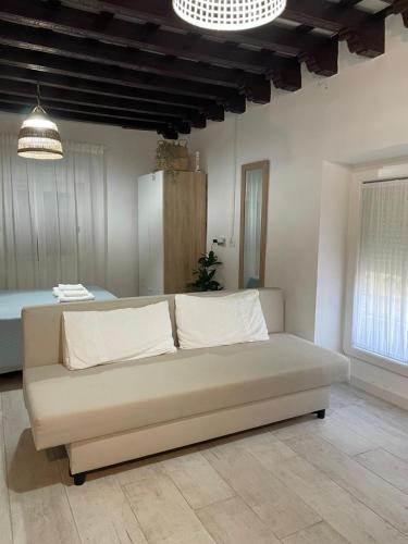 a couch in a living room with two pillows at Apartamento Jerez Centro San Miguel in Jerez de la Frontera