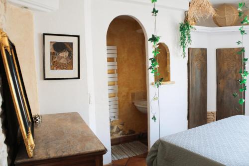 - une chambre avec une porte menant à une salle de bains dans l'établissement La Tour du Vidourle, à Lecques