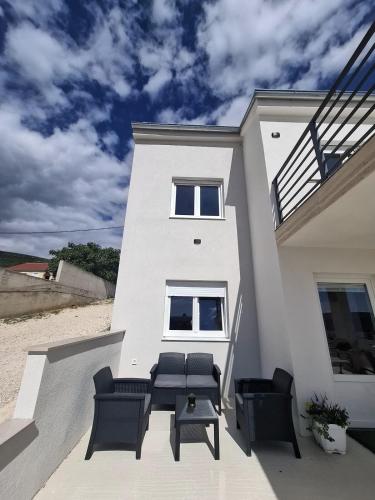 a white house with two chairs and a table at House of Freedom in Kruševo