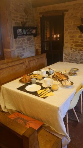 une table avec des assiettes de nourriture dessus dans l'établissement L'Ecluse, à Sornay