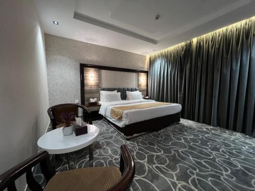 a hotel room with a bed and a table and chairs at فندق نجمة روز الفندقيه Rose Star Hotel in Jeddah