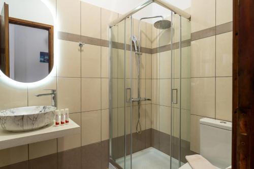 Ένα μπάνιο στο C'est La Vie Rooms and Suites