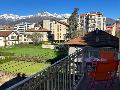 a balcony with a table and a view of a city at Casa di Amalia 14 in Biella