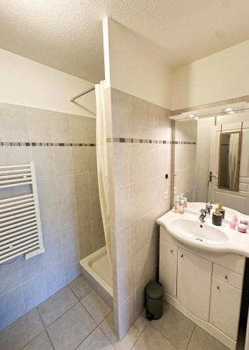 une salle de bain avec un lavabo et une baignoire dans l'établissement Appartement 2 pièces, à Saint-Laurent-du-Var