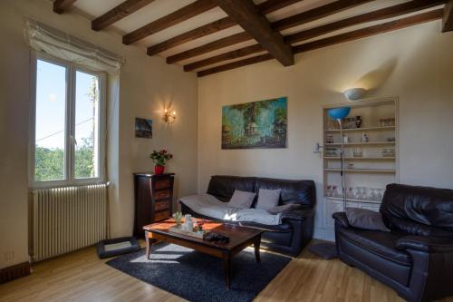 un salon avec un canapé et une table dans l'établissement Maison familiale 4 chambres, à Gujan-Mestras
