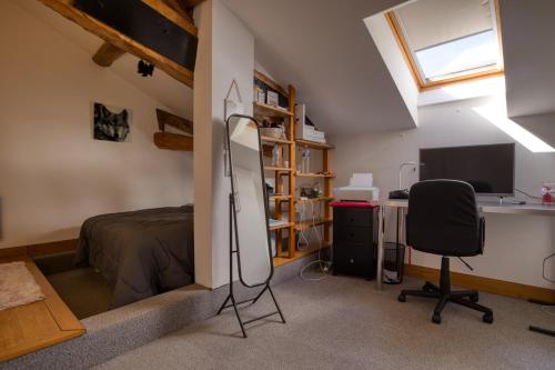 - une chambre avec un bureau et un ordinateur dans l'établissement Maison familiale 4 chambres, à Gujan-Mestras