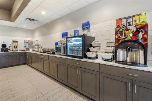 Η κουζίνα ή μικρή κουζίνα στο Best Western Brockport Inn & Suites