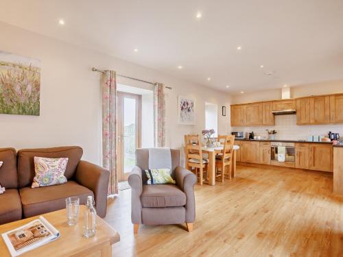 un soggiorno con un divano e un tavolo di 1 Bed in Launceston BRLON a Launceston