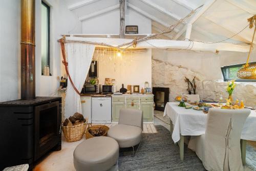 WHome Riverfront Retreat with Exclusive Waterfall Viewsにあるシーティングエリア