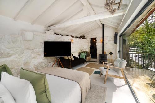 WHome Riverfront Retreat with Exclusive Waterfall Viewsにあるテレビまたはエンターテインメントセンター