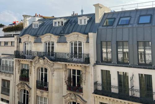 Room in apartment with view of the Eiffel Tower
