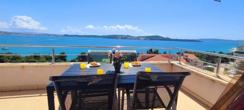 Spacious and homely duplex apartment, 2 living rooms and 2 bedrooms - Croeso