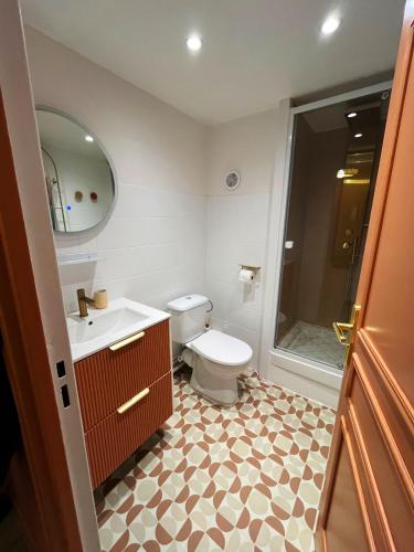 une salle de bain avec toilettes, lavabo et douche dans l'établissement Studio Douce Brise, à Dunkerque