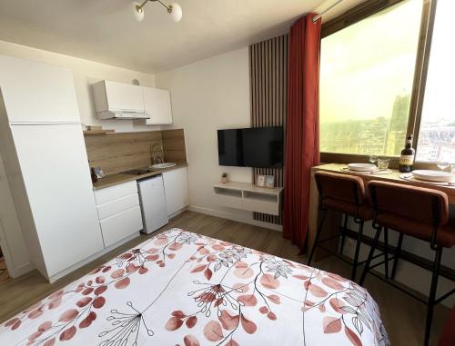 une chambre avec un lit, un bureau et une fenêtre dans l'établissement Studio Douce Brise, à Dunkerque