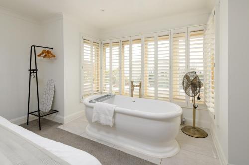 Holm House - Stylish Coastal Suites - HEDD Spa - Silures Bar & Restaurant photo 62
