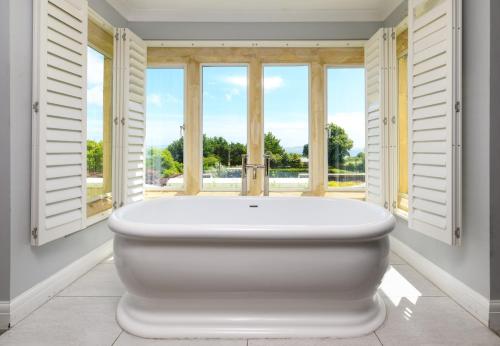 Holm House - Stylish Coastal Suites - HEDD Spa - Silures Bar & Restaurant photo 60