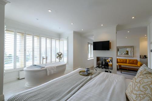 Holm House - Stylish Coastal Suites - HEDD Spa - Silures Bar & Restaurant photo 63