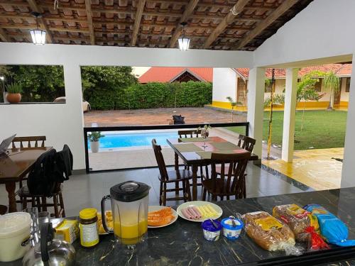 ボニートにあるConexão Sideralのダイニングルーム(テーブル付)、スイミングプール