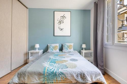 a bedroom with a bed with a blue wall at Alexandre et Charline in La Souterraine