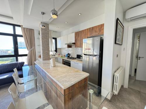 a kitchen with a counter and a refrigerator at Apartment Soviva Sousse 3 chambres et sallon in Akouda