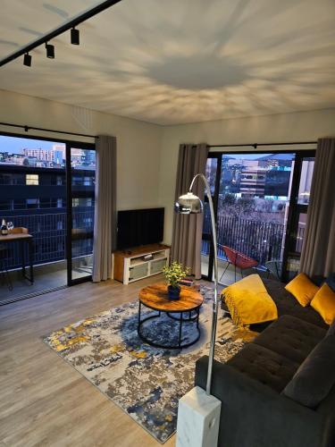 Μια τηλεόραση ή/και κέντρο ψυχαγωγίας στο Chic Studio with Panoramic Sandton Views