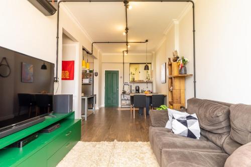 a living room with a couch and a large mirror at Apartamento aconchegante e moderno na melhor área da cidade, Cozy and modern apartment in best area of the city in Belém