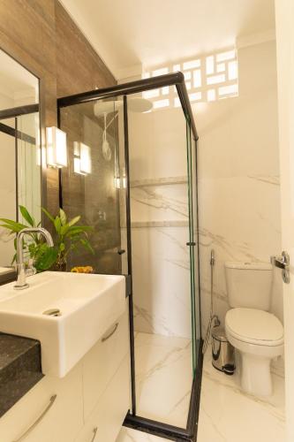Ένα μπάνιο στο Apartamento aconchegante e moderno na melhor área da cidade, Cozy and modern apartment in best area of the city