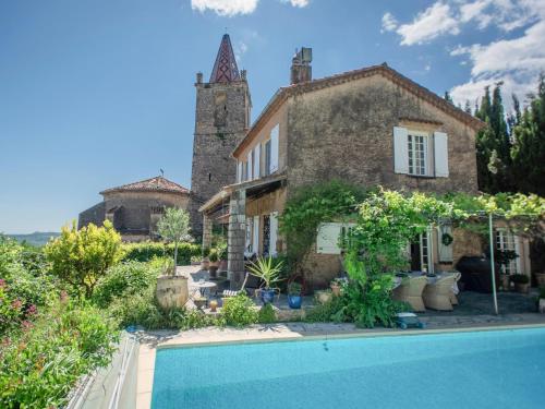 une maison avec une piscine devant dans l'établissement Charme, à Callian