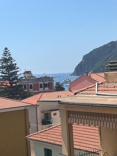 a view of roofs of buildings and the ocean at Casa di Rita - Appartamento nel centro di Riva Trigoso vicino alla spiaggia in Riva Trigoso