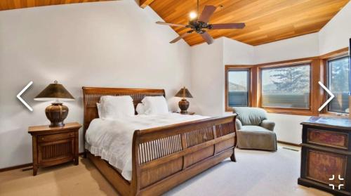 Ένα ή περισσότερα κρεβάτια σε δωμάτιο στο Perfect Summer Getaway! DV Lakeside Villa Spectacular Mtn Views with Pool and Hot Tub