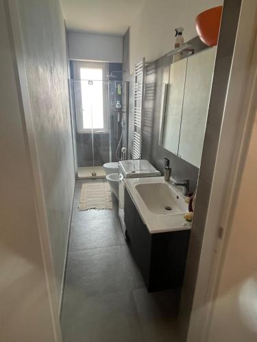 a bathroom with two sinks and a shower at Casa di Rita - Appartamento nel centro di Riva Trigoso vicino alla spiaggia in Riva Trigoso