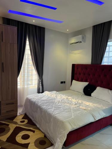 Ένα ή περισσότερα κρεβάτια σε δωμάτιο στο Kozy Apartment