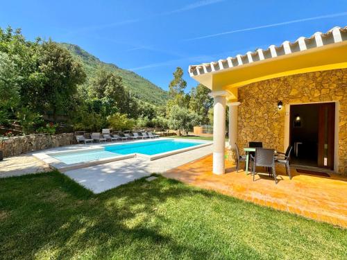 Villa With Poolの敷地内または近くにあるプール