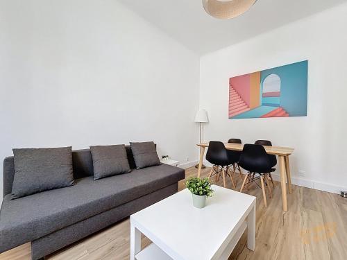 un salon avec un canapé et une table dans l'établissement Appartement proche des Plages et du Vélodrome - Les Frères de la Loc', à Marseille