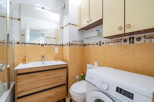 une petite salle de bains avec un lave-linge. dans l'établissement Studio Clim Piscine Nice ouest, à Nice