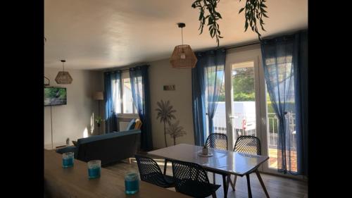 un salon avec une table et des chaises et une fenêtre dans l'établissement Gîte détente, à Petit-Berneval