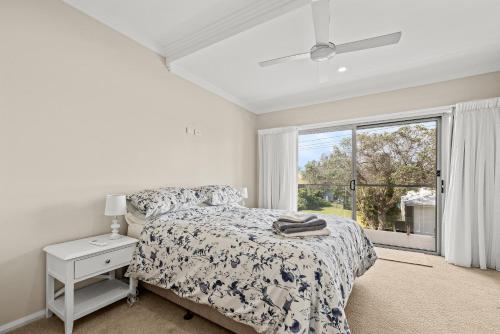 a bedroom with a bed and a window at Sunnyside 15B Baldwin St South West Rocks - Full Linen Provided in South West Rocks