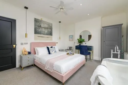Holm House - Stylish Coastal Suites - HEDD Spa - Silures Bar & Restaurant photo 13